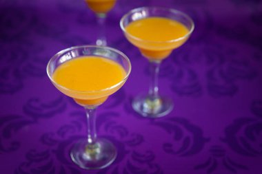 Şeftali jöleli canlı mor zemin üzerine