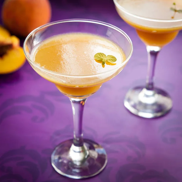 Şeftali jöleli canlı mor zemin üzerine