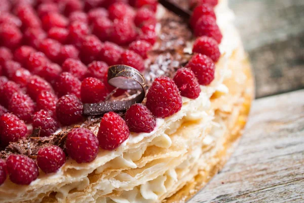 Bolo de millefeuille com framboesa — Fotografia de Stock