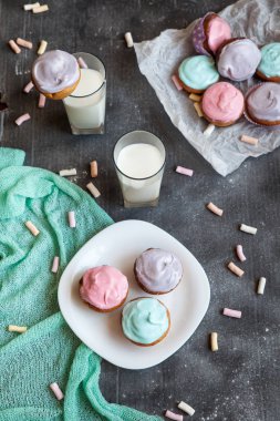 Paskalya için pastel renkli kek