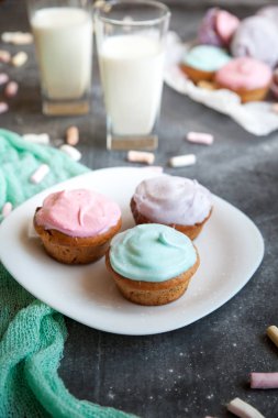 Paskalya için pastel renkli kek