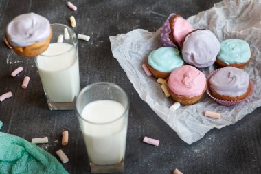 Paskalya için pastel renkli kek