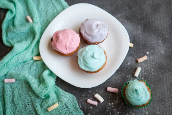 Paskalya için pastel renkli kek