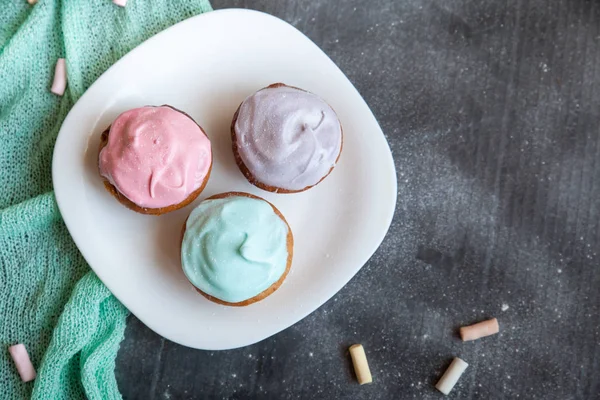 Paskalya için pastel renkli kek