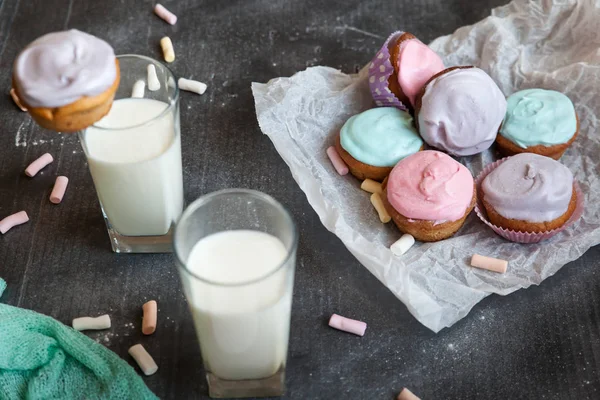 Paskalya için pastel renkli kek