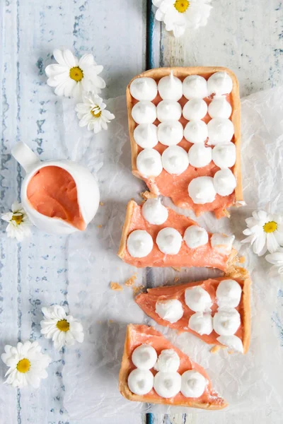 Tårta med grapefrukt curd och merengue på toppen — Stockfoto