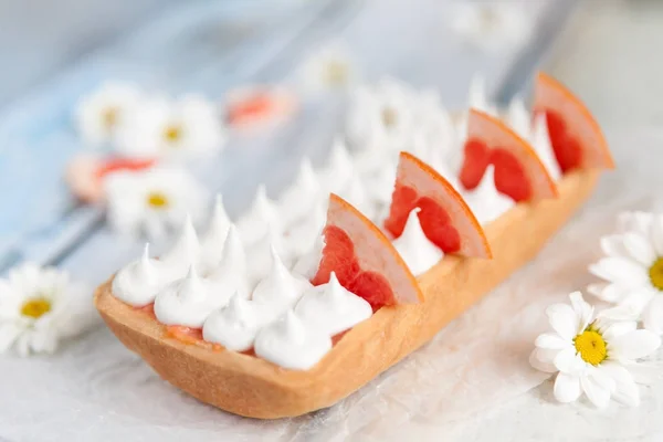 Tart with grapefruit curd and merengue on top — Stock Photo, Image