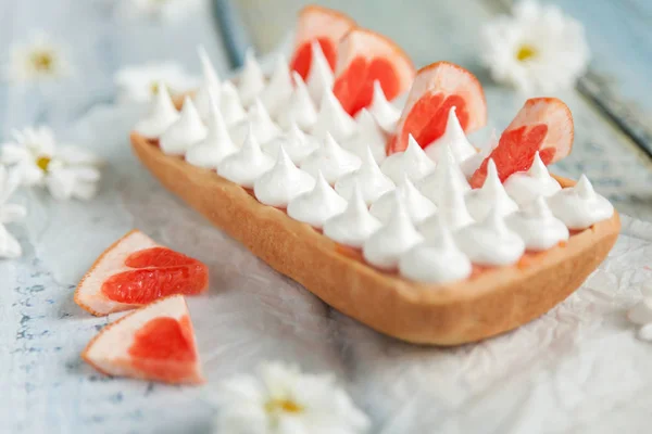 Tarte avec caillé de pamplemousse et merengue sur le dessus — Photo