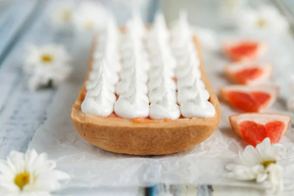 Tart with grapefruit curd and merengue on top — Stock Photo, Image