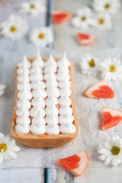 Tårta med grapefrukt curd och merengue på toppen — Stockfoto