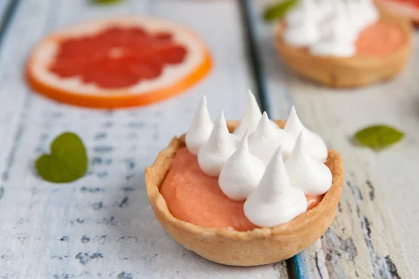 Grapefruit túró tartlets a meringue, a tetején — Stock Fotó