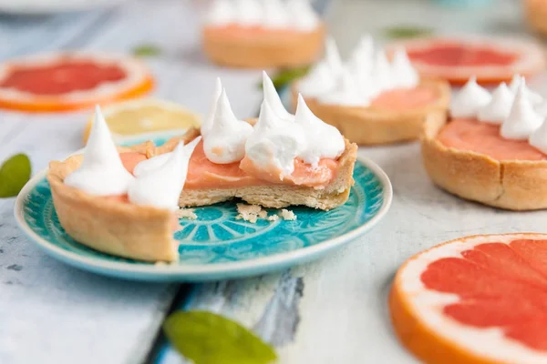 Grapefrukt kvark tartlets med maräng på toppen — Stockfoto