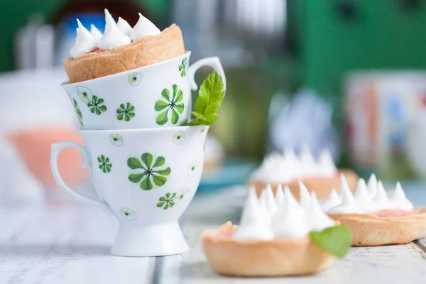 Grapefruit curd tartlets with meringue on top — Stock Photo, Image