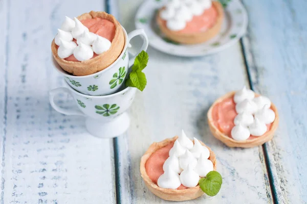 Grapefrukt kvark tartlets med maräng på toppen — Stockfoto