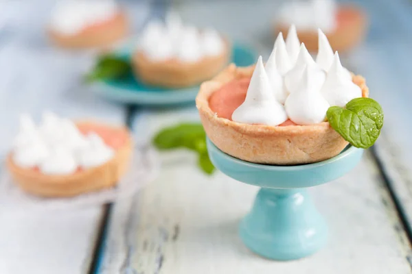 Grapefruit curd tartlets with meringue on top — Stock Photo, Image