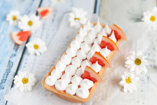 Tart with grapefruit curd and merengue on top — Stock Photo, Image