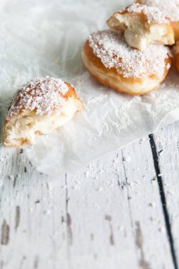 Derin yağda kızartılmış çörekler Hindistan cevizi muhallebi krem ile dolu