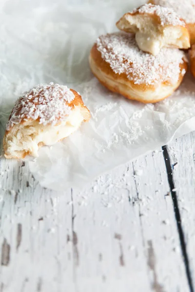 Derin yağda kızartılmış çörekler Hindistan cevizi muhallebi krem ile dolu