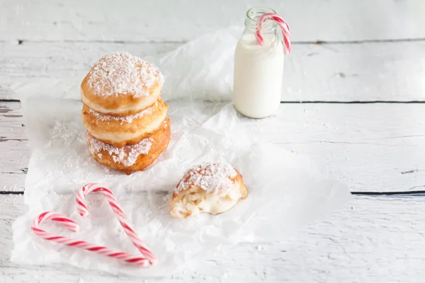 Beignets frits remplis de crème anglaise à la noix de coco — Photo