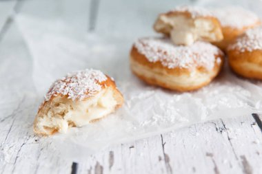 Derin yağda kızartılmış çörekler Hindistan cevizi muhallebi krem ile dolu