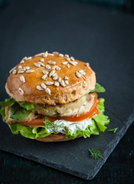 Burger tavuk, ızgara ananas ve sarımsak sosu