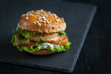Burger tavuk, ızgara ananas ve sarımsak sosu