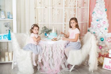 İki kız bir Noel süsleri