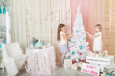 Bir Noel süsleri kızlarda