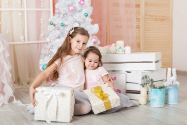 İki kız bir Noel süsleri