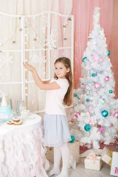 Menina bonito em uma decoração de Natal — Fotografia de Stock