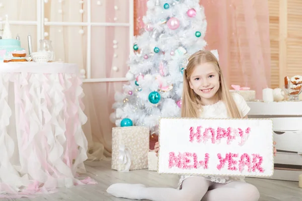 Niedliches Mädchen in einer Weihnachtsdekoration — Stockfoto