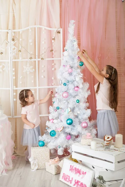 Две сестры в рождественских украшениях — стоковое фото
