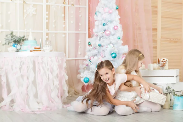 Meninas Estúdio Natal Decorado Cores Pastel — Fotografia de Stock