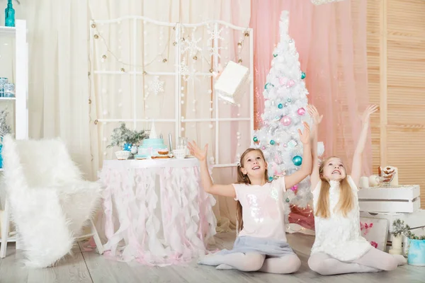 Meninas em uma decoração de Natal — Fotografia de Stock