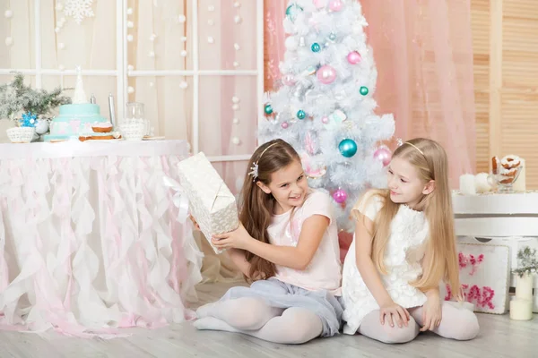 Девушки в рождественских украшениях — стоковое фото