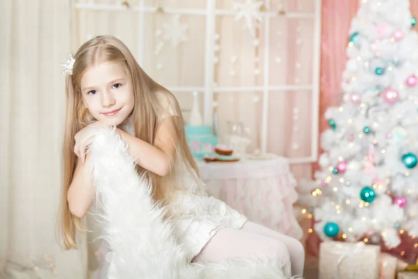 Niedliches Mädchen in einer Weihnachtsdekoration — Stockfoto