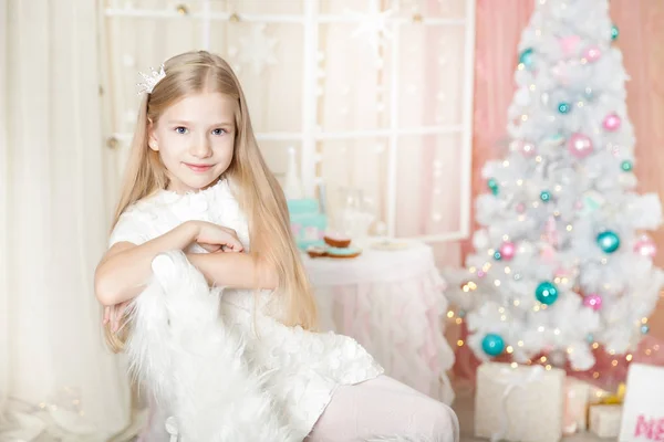 Niedliches Mädchen in einer Weihnachtsdekoration — Stockfoto