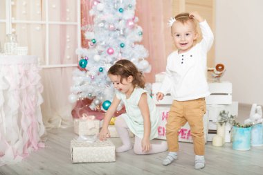 Çocuklar Noel süslemeli bir stüdyoda pastel renklerle