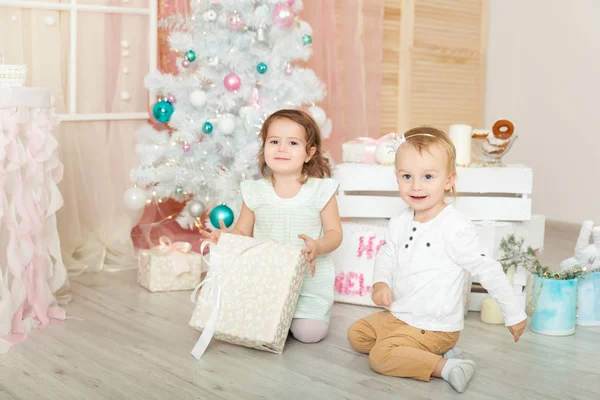 Dzieci Świątecznym Studio Urządzone Pastelowych Kolorach — Zdjęcie stockowe