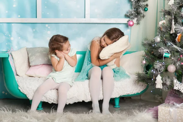 两个女孩在圣诞装饰工作室粉彩色彩 — 图库照片