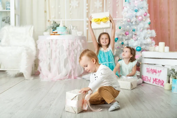 Crianças Estúdio Decorado Natal Cores Pastel — Fotografia de Stock