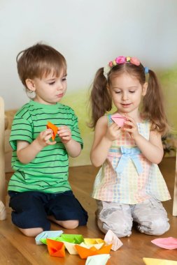 Bir Paskalya stüdyoda şirin çocuk