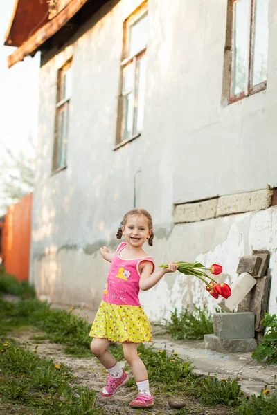 Malá šťastná dívka na farmě — Stock fotografie