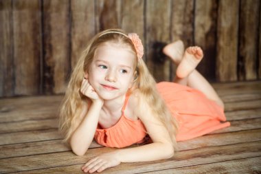 Kız dekore edilmiş Paskalya Studio