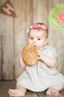 Dekore edilmiş Paskalya Studio şirin bebek