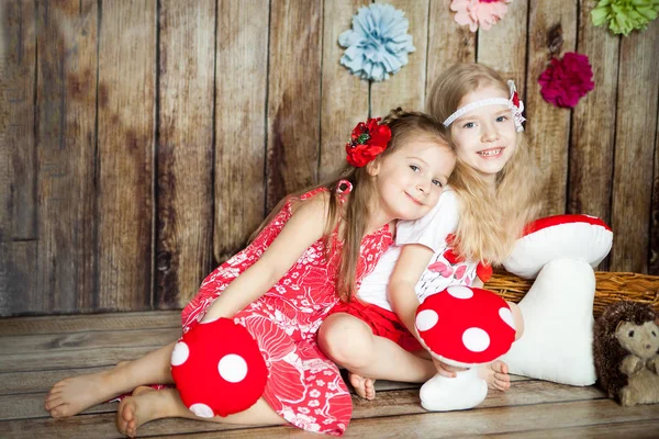 Chicas bonitas en el estudio decorado con Pascua —  Fotos de Stock