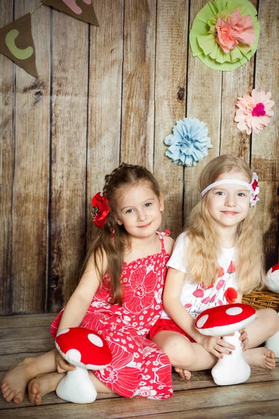 Meninas bonitas na Páscoa estúdio decorado — Fotografia de Stock