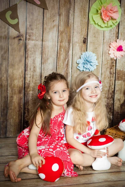 Chicas bonitas en el estudio decorado con Pascua —  Fotos de Stock
