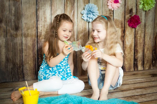 Chicas bonitas en el estudio decorado con Pascua — Foto de Stock