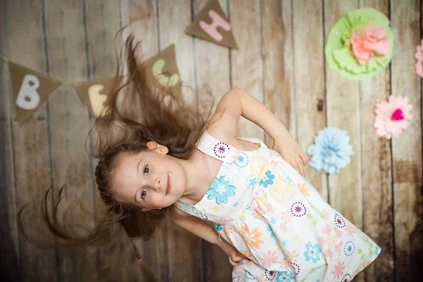 Chica en el estudio decorado con Pascua —  Fotos de Stock